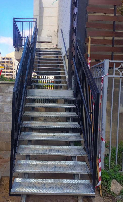 מדרגות פלדה מגולוונת בשלב ייצור והתקנה